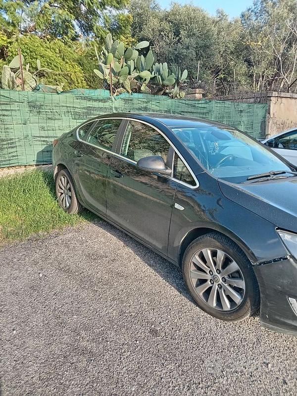 Usata Opel Astra 136 CV (100 kW) 2014 Nero Berlina