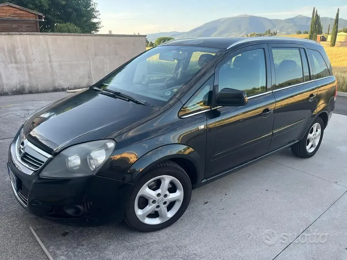 Usata Opel Zafira 150 CV (110 kW) 2012 Nero Monovolume