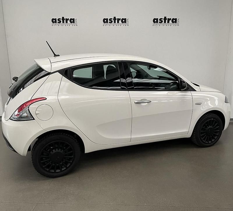 Usata Lancia Ypsilon Silver 69 CV (50 kW) 2022 Bianco Utilitaria