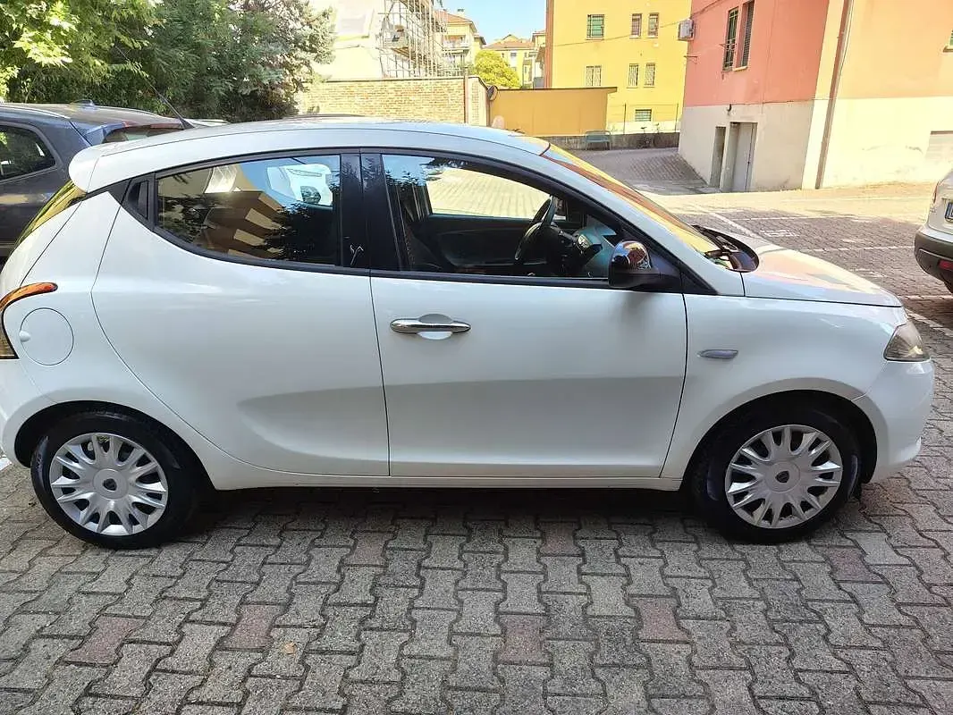 Usata Lancia Ypsilon Gold 69 CV (50 kW) 2012 Bianco Utilitaria