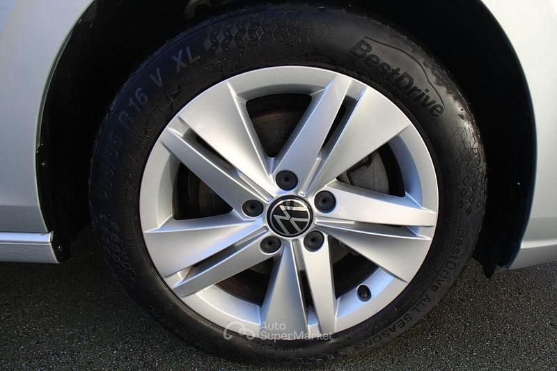 Usata VW Golf VIII Life 111 CV (81 kW) 2020 Argento Berlina