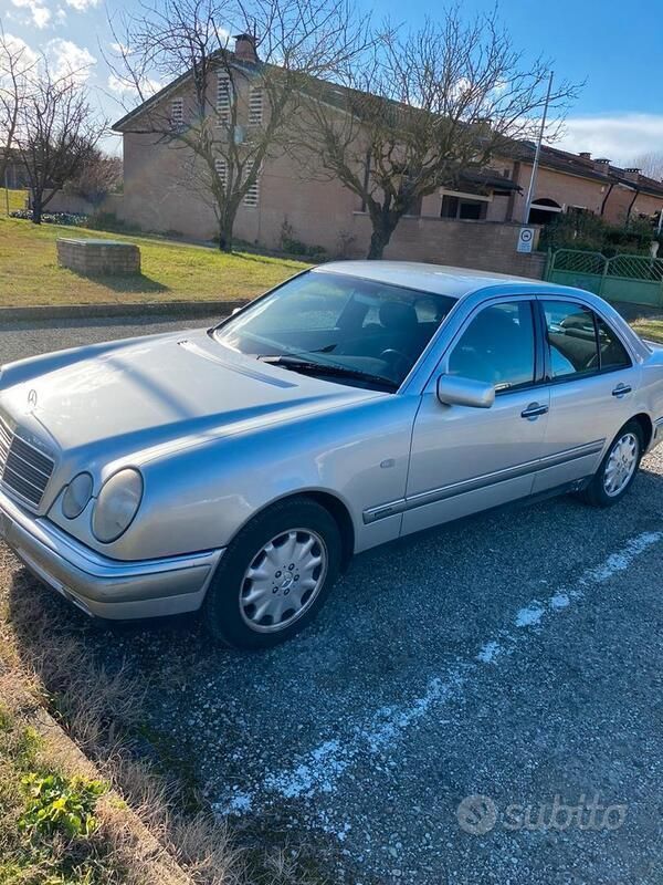 Usata 1998 Mercedes E200 Tre volumi | 4000 € - Immagine 1/4