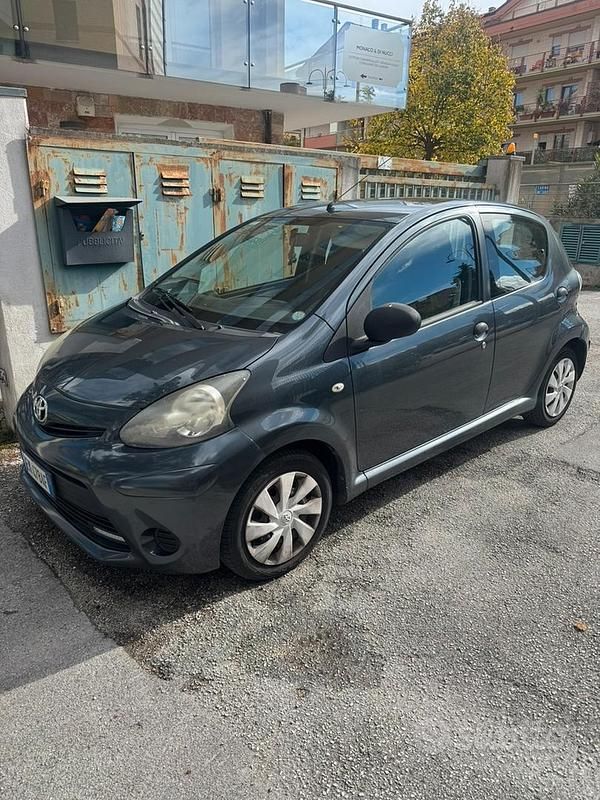 Usata Toyota Aygo 68 CV (50 kW) 2012 Grigio Utilitaria