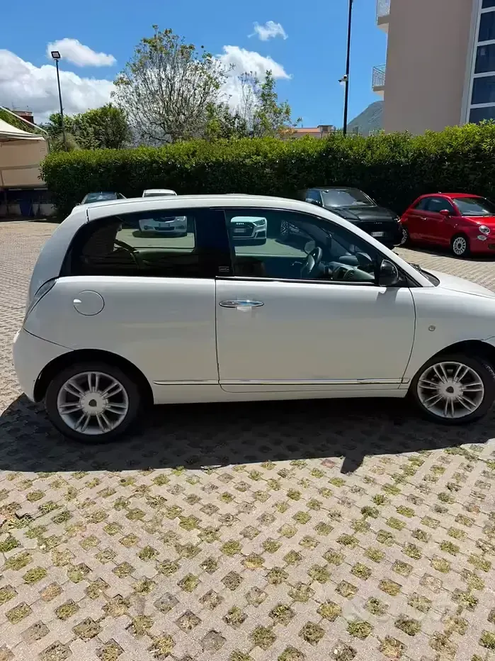Usata Lancia Ypsilon 75 CV (55 kW) 2011 Bianco Utilitaria