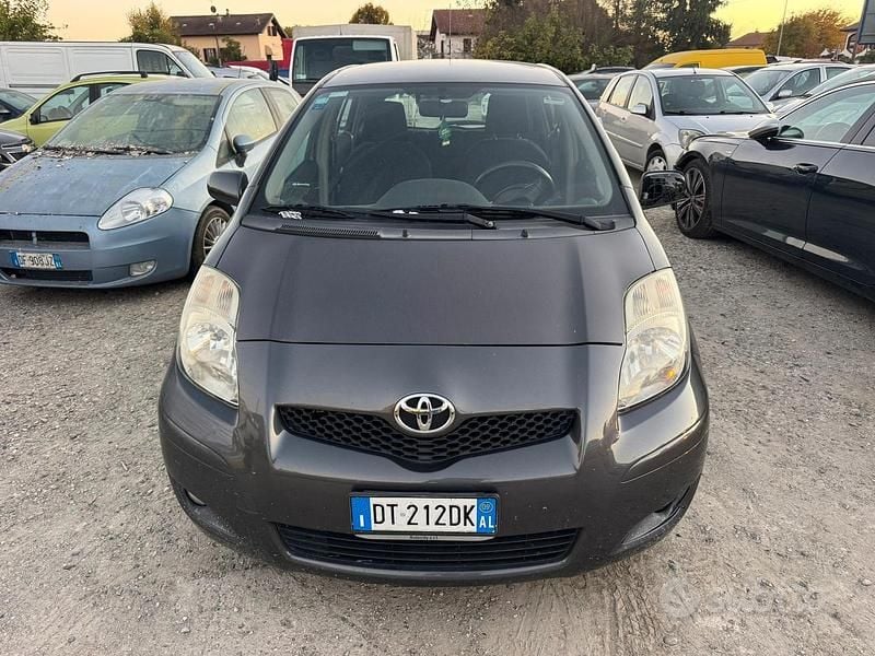 Usata Toyota Yaris 69 CV (50 kW) 2009 Grigio Berlina