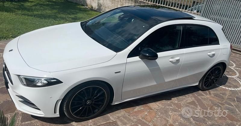 Bianco Usata 2021 Mercedes A180 AMG Tre volumi | 25.999 € - Immagine 1/4