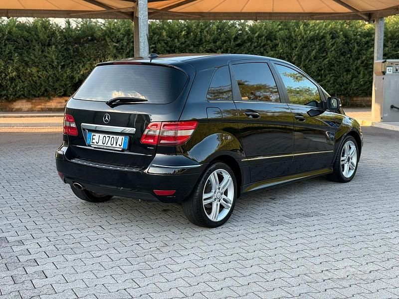 Usata Mercedes B180 109 CV (80 kW) 2011 Nero Monovolume