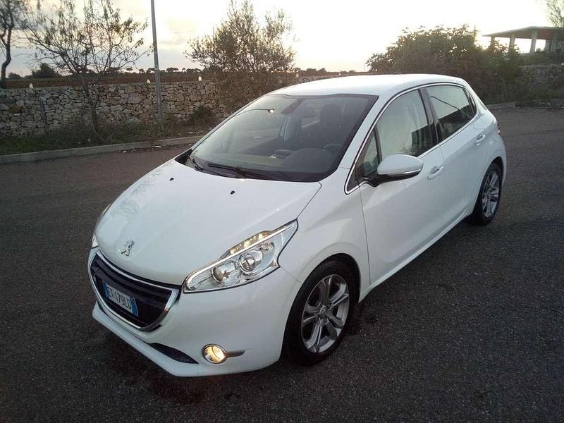 Usata Peugeot 208 Allure 92 CV (67 kW) 2014 Bianco Utilitaria