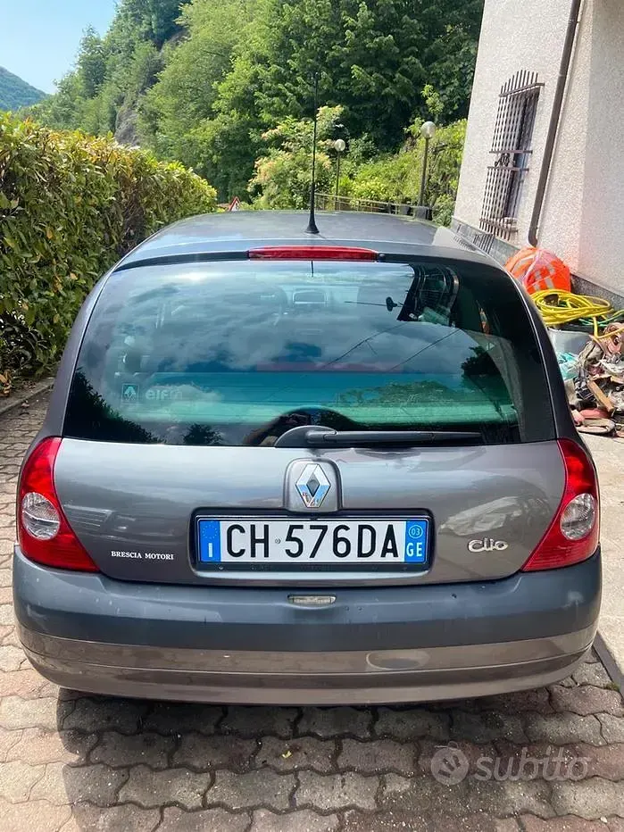 Usado Renault Clio II 58 CV (42 kW) 2003 Gris Utilitario