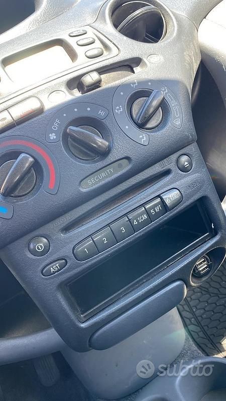 Usata Toyota Yaris 2002 Blu Berlina