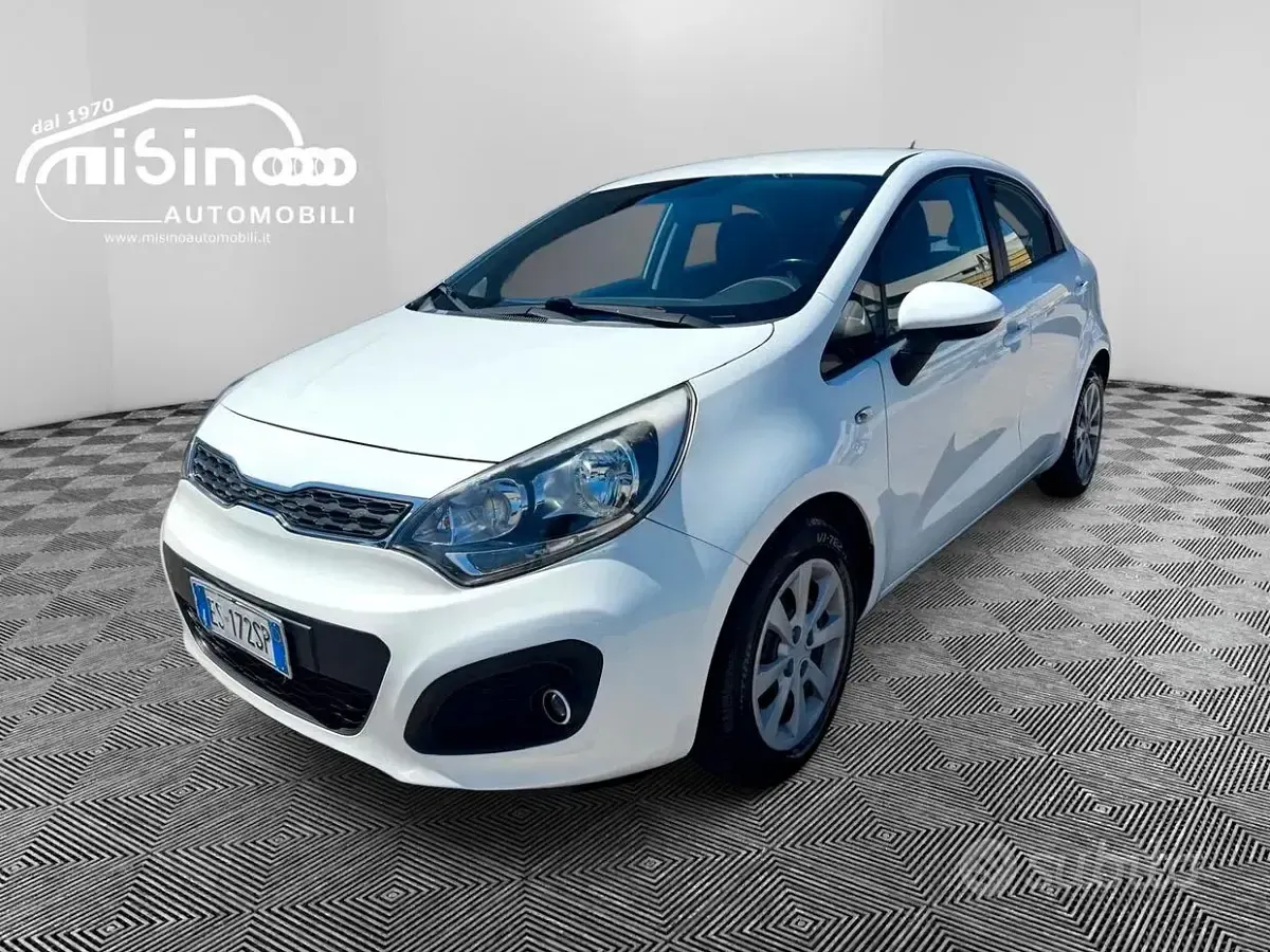 Usado Kia Rio Active 75 HP (55 kW) 2013 Branco Sedan