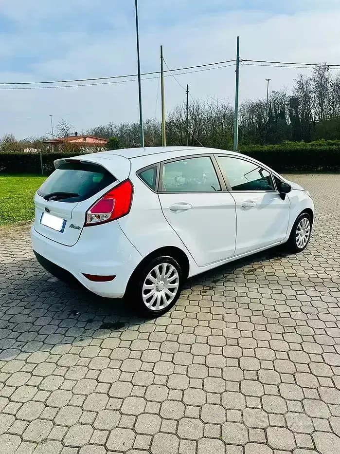 Usata Ford Fiesta 75 CV (55 kW) 2015 Bianco Utilitaria