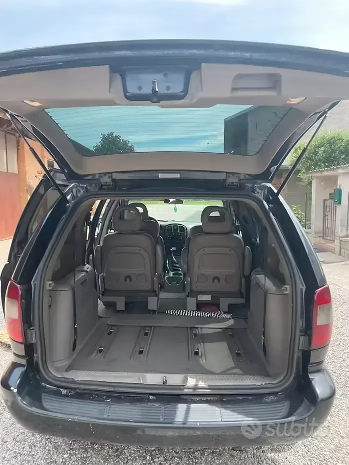 Usata Chrysler Voyager 141 CV (103 kW) 2002 Nero Monovolume