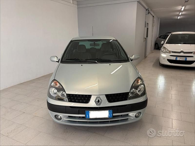 Usata Renault Clio II 75 CV (55 kW) 2003 Grigio Berlina
