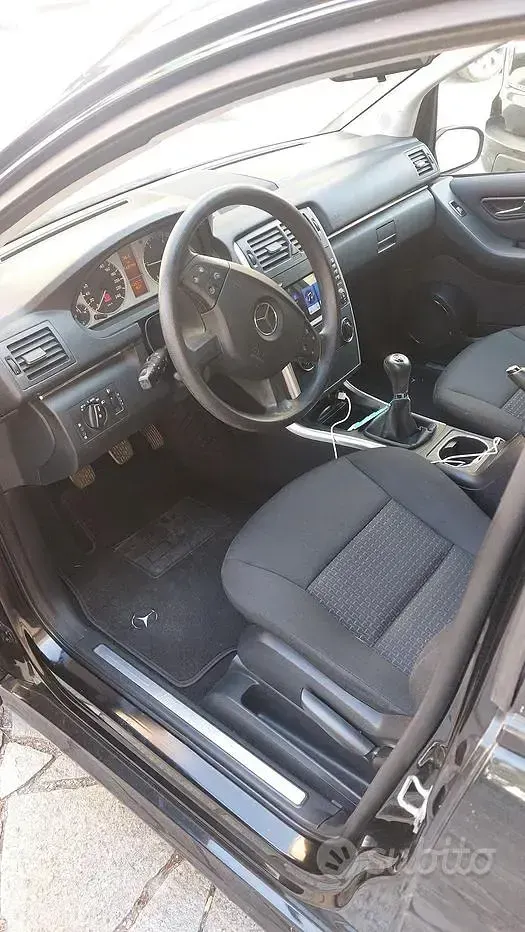 Usata Mercedes B180 116 CV (85 kW) 2011 Nero Utilitaria