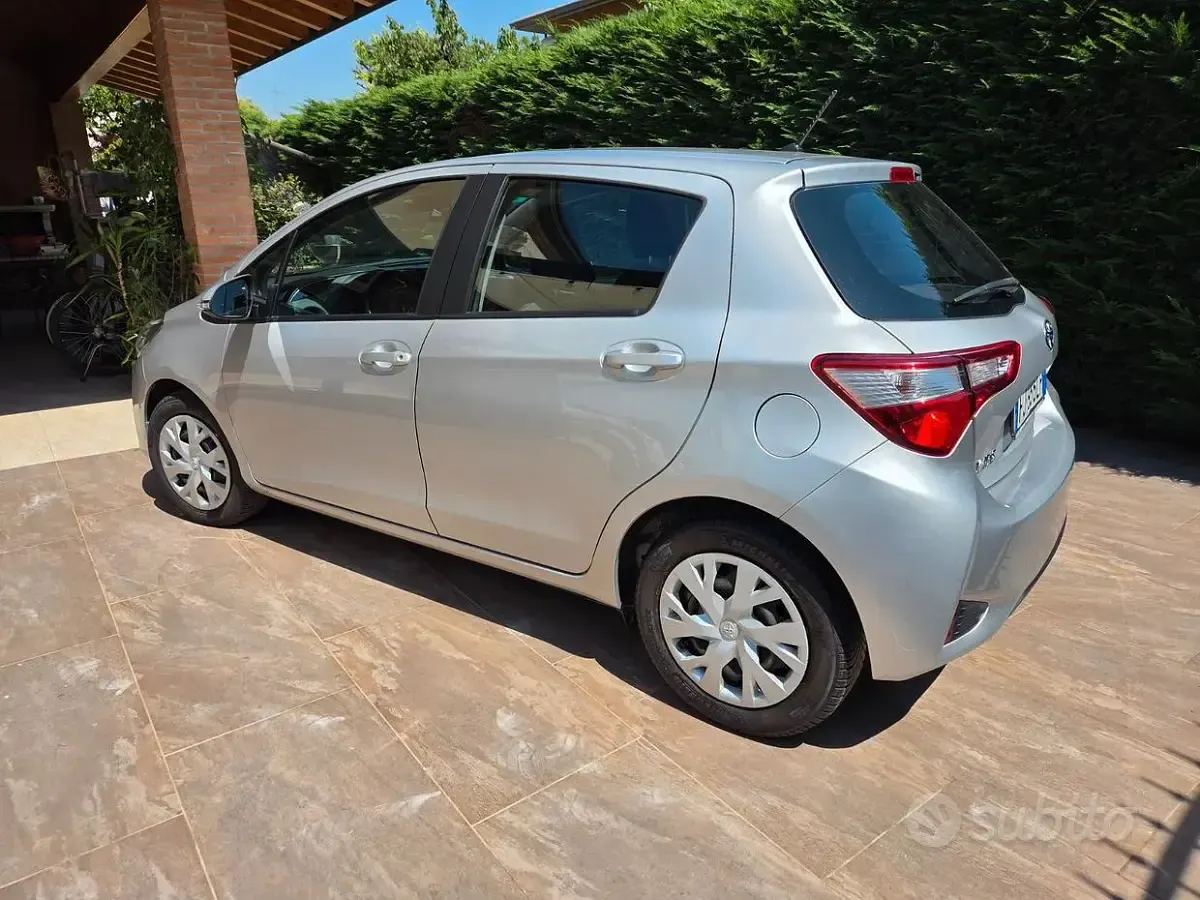 Usata Toyota Yaris Active 69 CV (50 kW) 2017 Grigio Berlina
