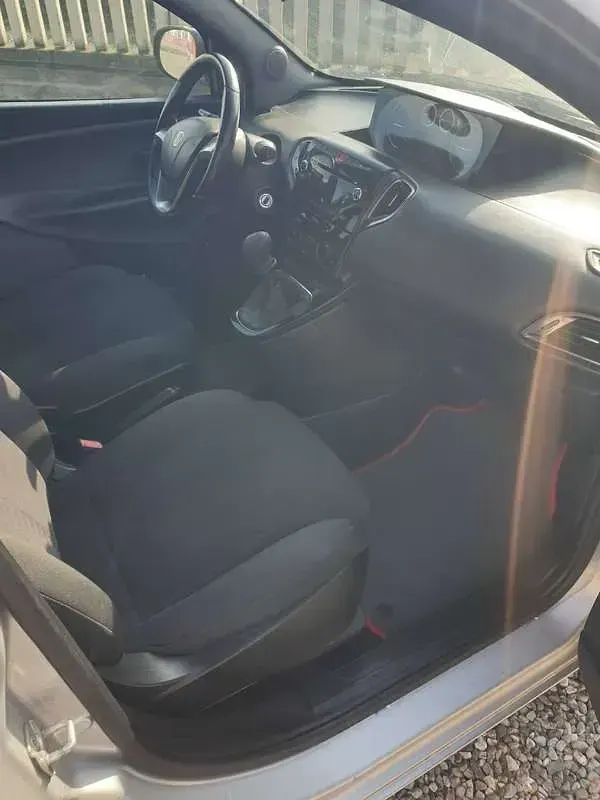 Usata Lancia Ypsilon Silver 69 CV (50 kW) 2015 Argento Utilitaria
