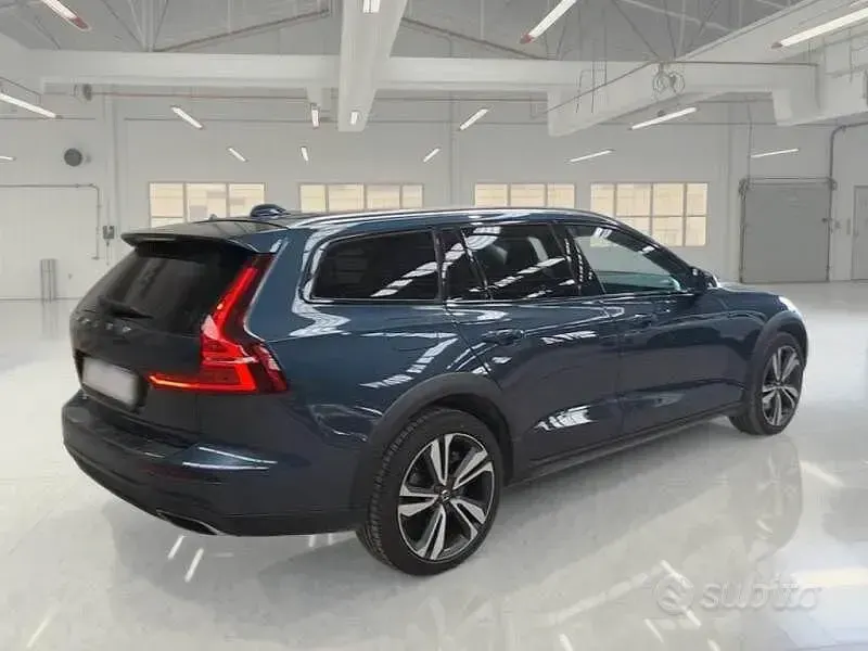 Usata Volvo V60 CC Business Edition 250 CV (183 kW) 2021 Blu/azzurro Station wagon