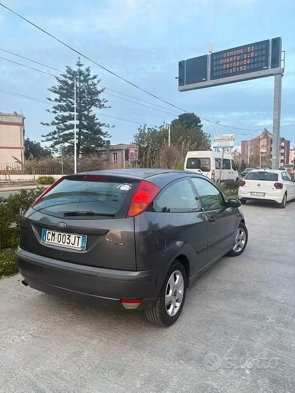 Usata Ford Focus 100 CV (73 kW) 2003 Grigio Berlina