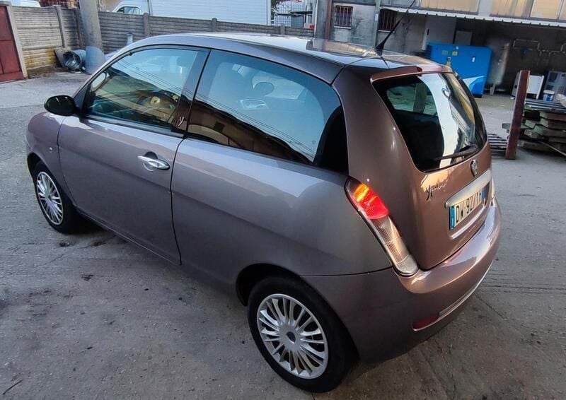 Usata Lancia Ypsilon 75 CV (55 kW) 2009 Viola Utilitaria
