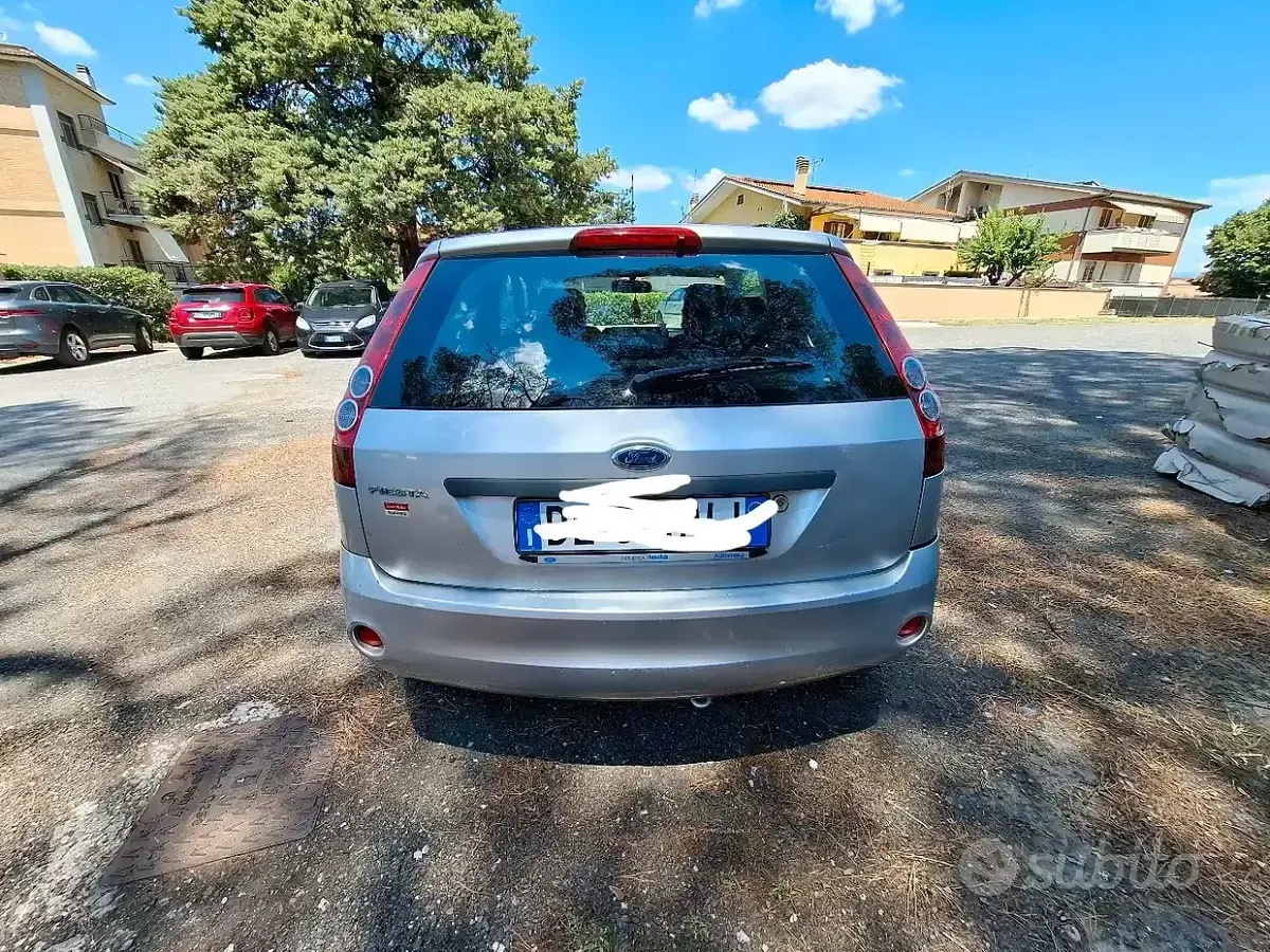 Usata Ford Fiesta 75 CV (55 kW) 2006 Grigio Utilitaria