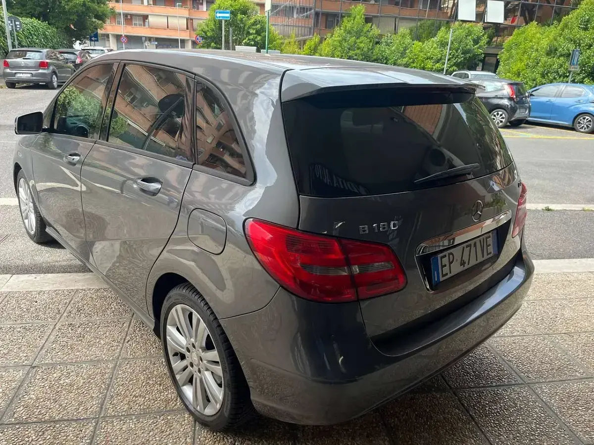 Gebraucht Mercedes B180 Premium 109 PS (80 kW) 2013 Grau Van / Kleinbus