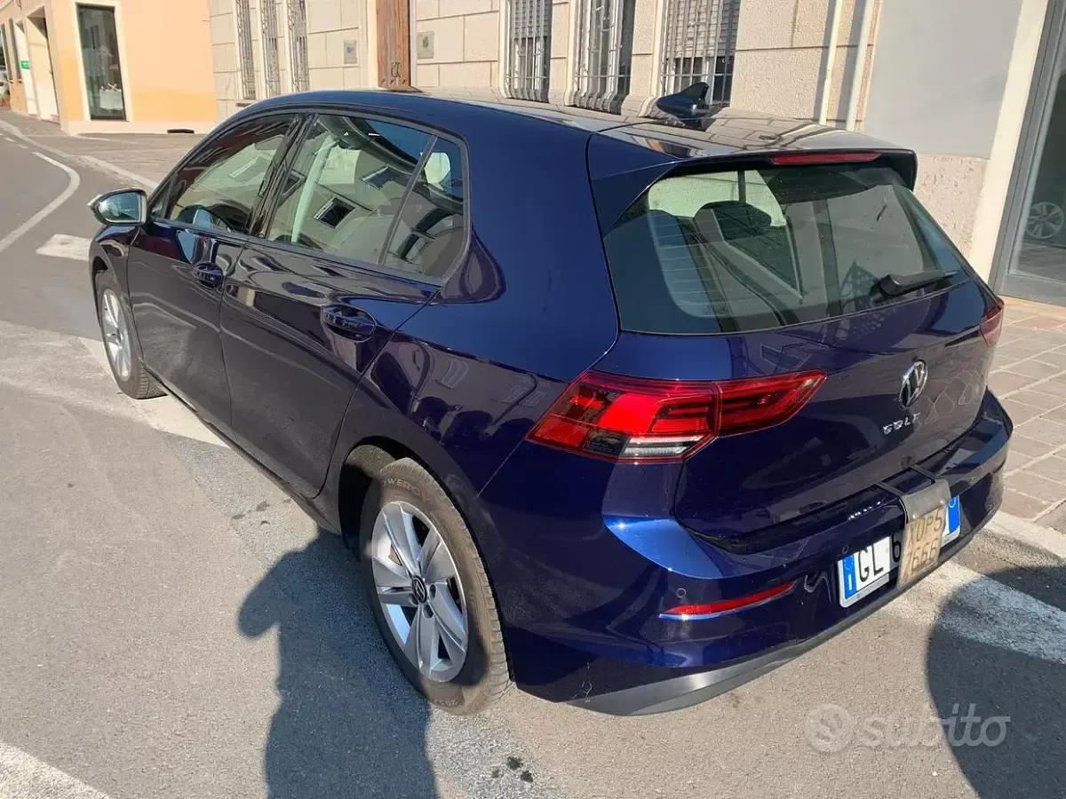 Usata VW Golf VIII Life 116 CV (85 kW) 2023 Blu Berlina