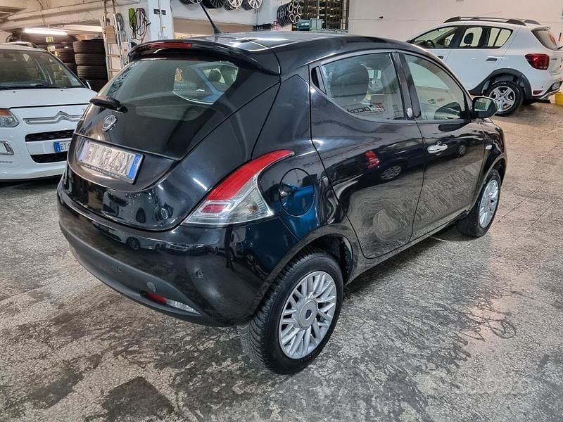 Begagnad Lancia Ypsilon Gold 85 HK (62 kW) 2014 Svart Halvkombi