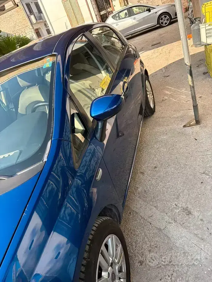 Usata Fiat Grande Punto 77 CV (56 kW) 2005 Bluazzurro Utilitaria