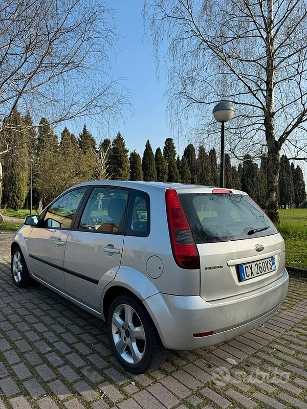 Usata Ford Fiesta 2006 Grigio Utilitaria