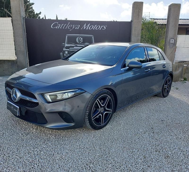 Grigio Usata 2018 Mercedes A180 Tre volumi | 17.500 € (Molto cara) - Immagine 1/4