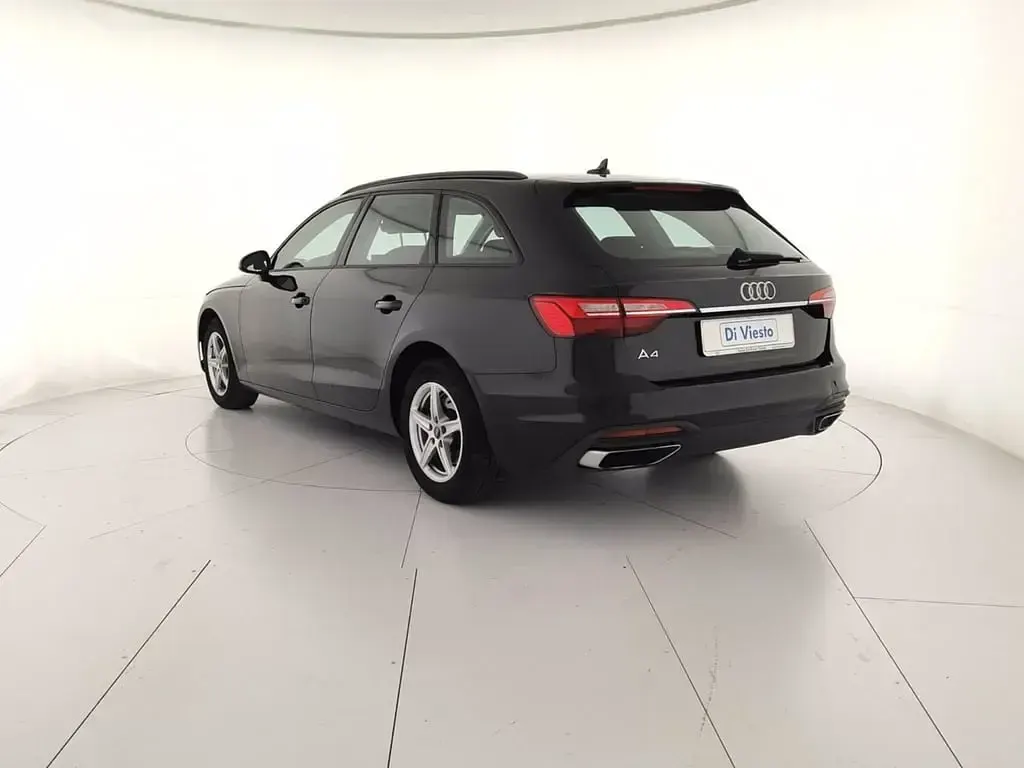 Begagnad Audi A4 Comfort 136 HK (100 kW) 2022 Svart Kombi