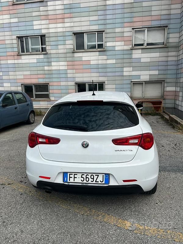 Bianco Usata 2016 Alfa Romeo Giulietta Tre volumi | 9500 € (Buon prezzo) - Immagine 1/4