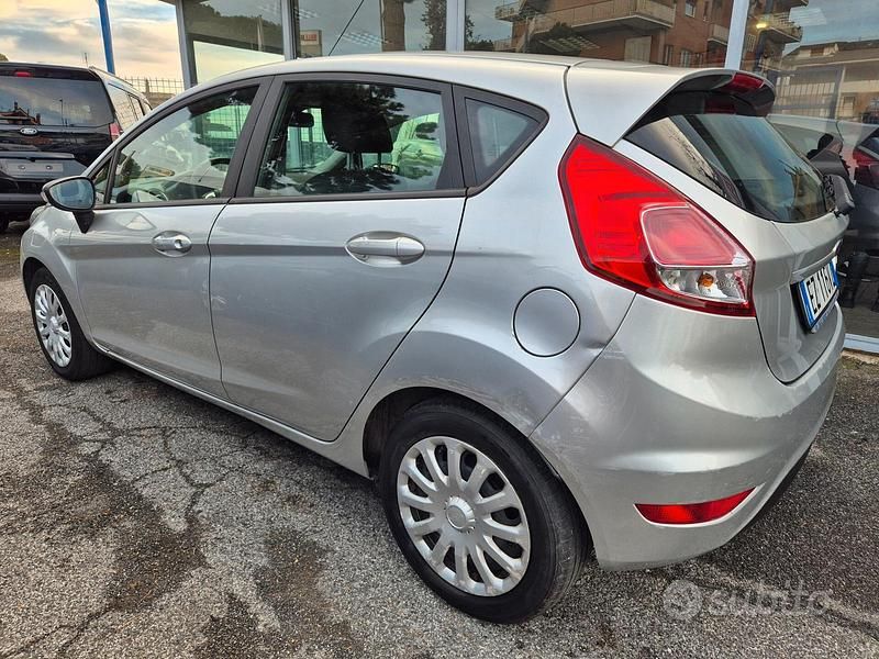 Usata Ford Fiesta 60 CV (44 kW) 2015 Grigio Utilitaria