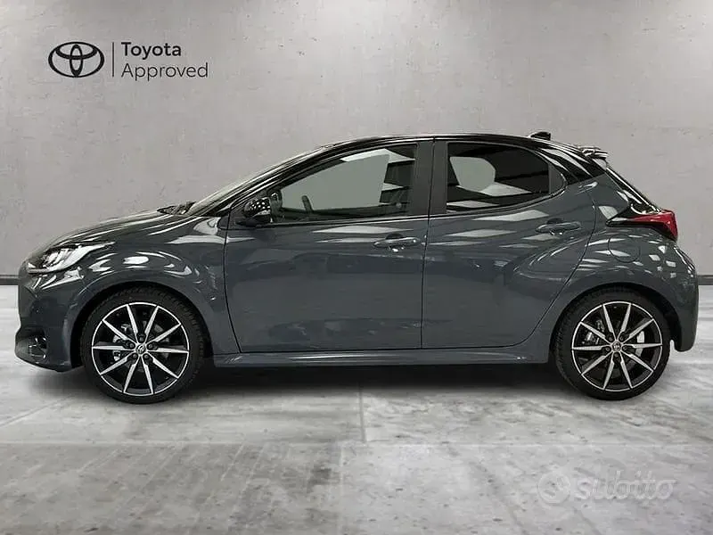Usata Toyota Yaris Hybrid Sport 131 CV (96 kW) 2025 Grigio Berlina