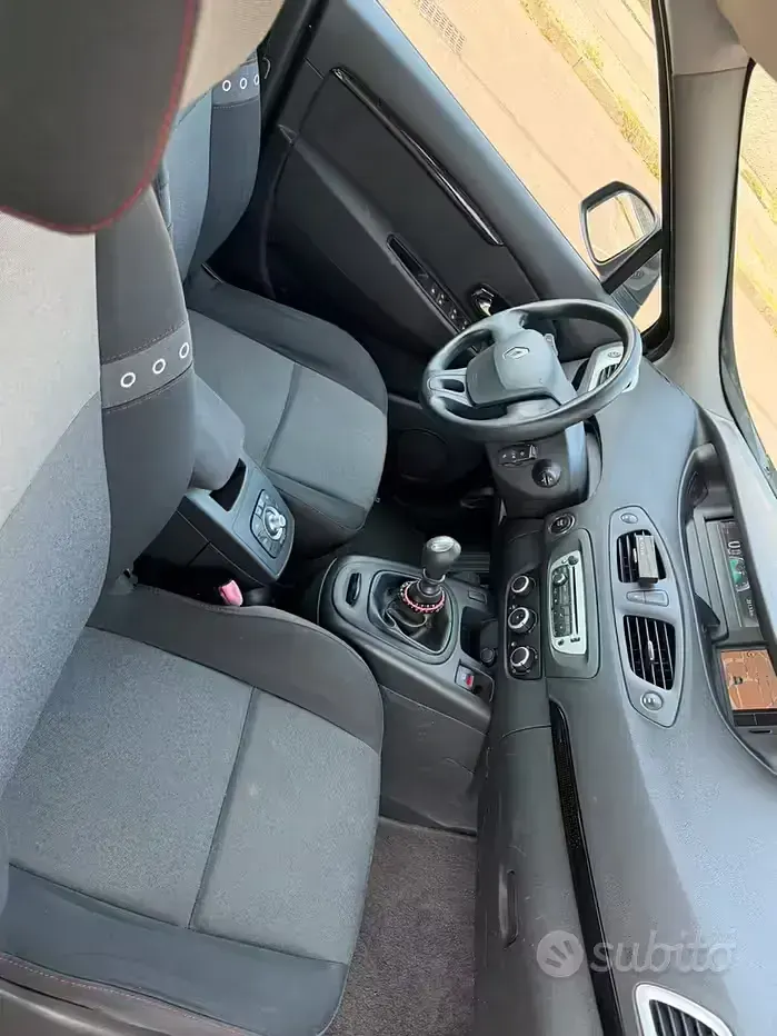 Usata Renault Scénic III 110 CV (80 kW) 2012 Nero Monovolume