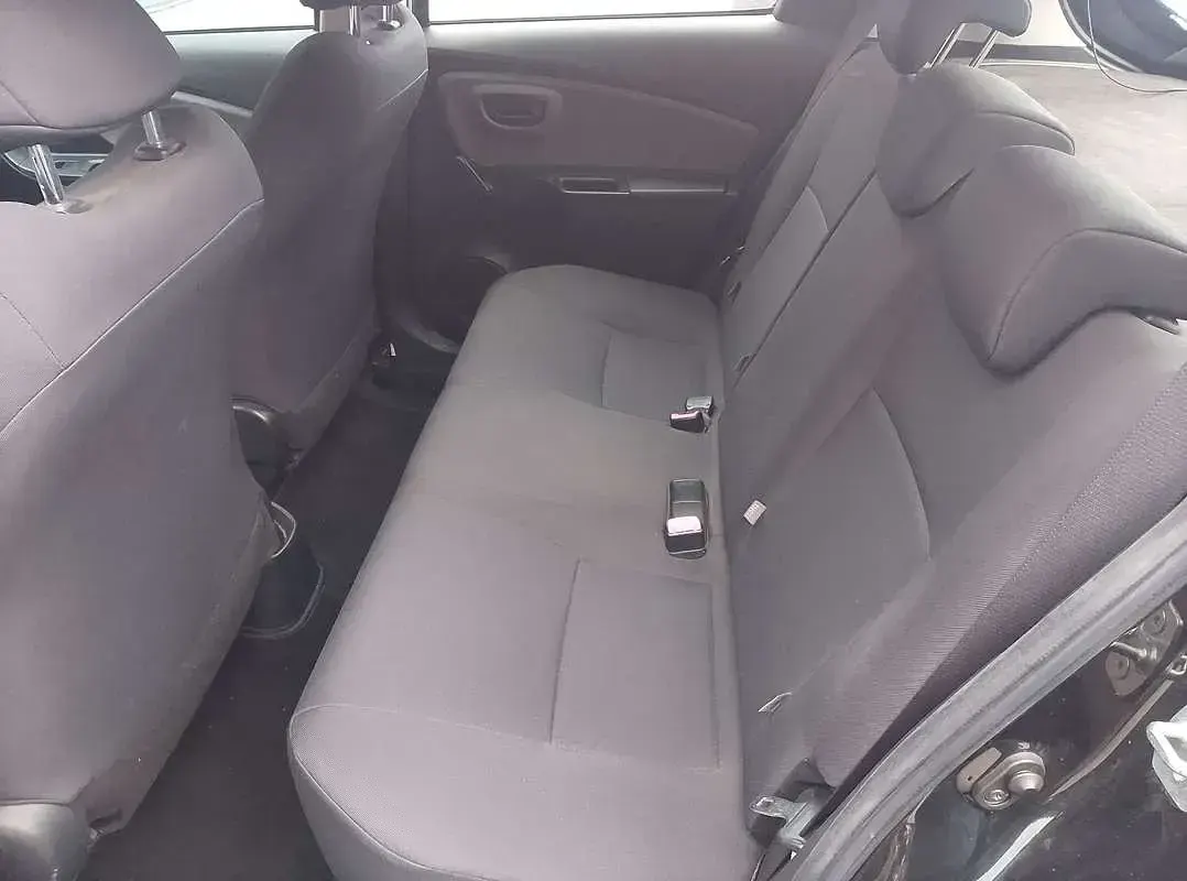 Begagnad Toyota Yaris 90 HK (66 kW) 2014 Svart Halvkombi