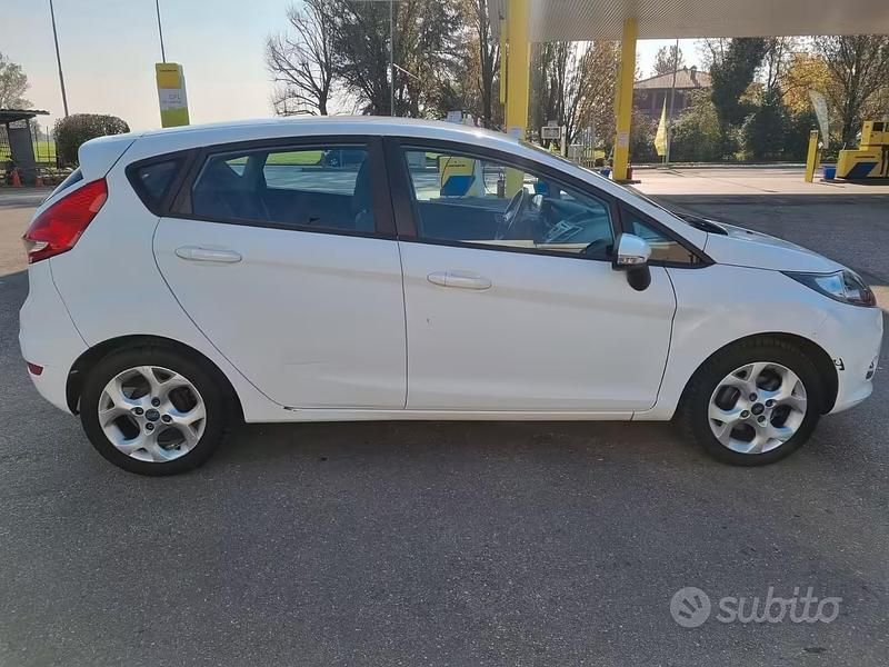 Begagnad Ford Fiesta Titanium 82 HK (60 kW) 2011 Vit Halvkombi