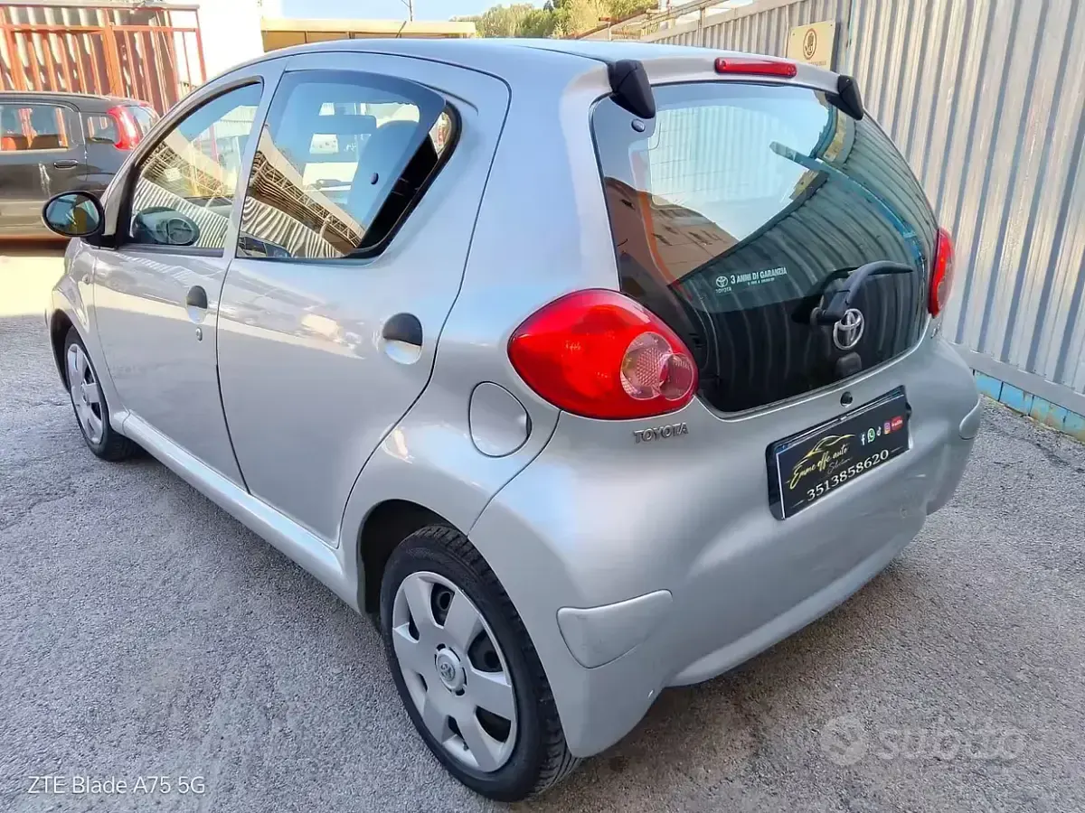 Usata Toyota Aygo 68 CV (50 kW) 2007 Grigio Utilitaria