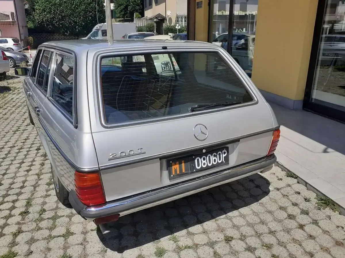 Usata Mercedes 200 109 CV (80 kW) 1981 Argento