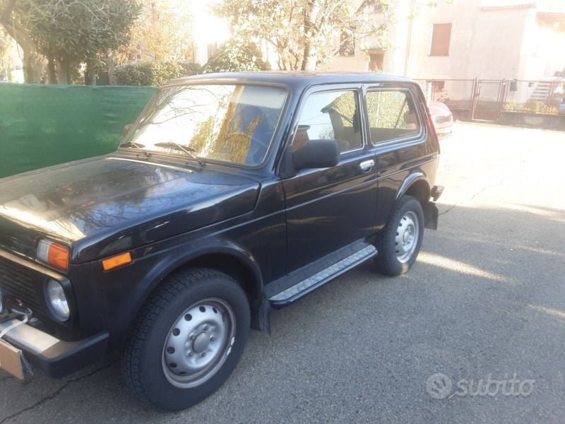 Usata Lada niva 75 CV (55 kW) 2012 Nero SUV
