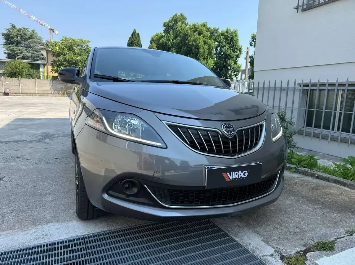 Usata Lancia Ypsilon 69 CV (50 kW) 2024 Grigio pietra metallizzato Utilitaria