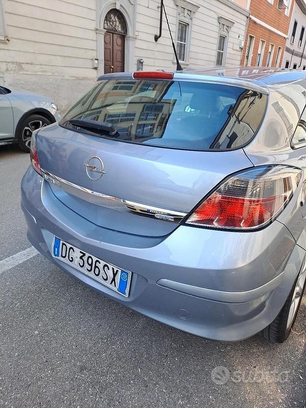 Usata Opel Astra 150 CV (110 kW) 2007 Grigio Berlina