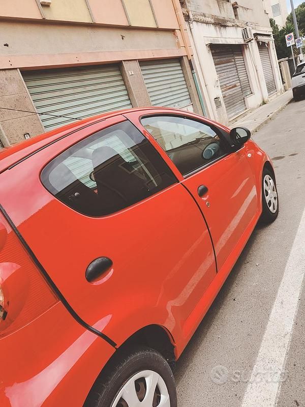 Usata Peugeot 107 68 CV (50 kW) 2011 Rosso Utilitaria