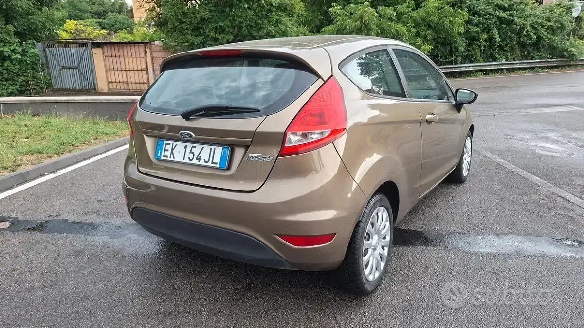 Usata Ford Fiesta 60 CV (44 kW) 2011 Marrone Berlina
