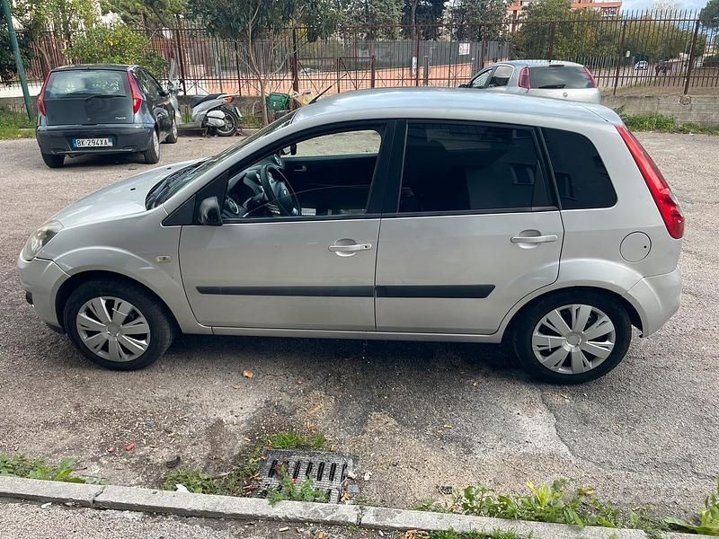 Usata Ford Fiesta 68 CV (50 kW) 2007 Grigio Berlina