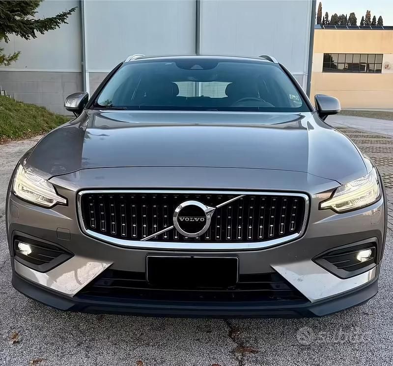 Usata Volvo V60 CC Business Edition 190 CV (139 kW) 2019 Grigio Station wagon