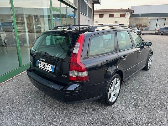 Usata Volvo V50 Momentum 136 CV (100 kW) 2006 Nero Station wagon