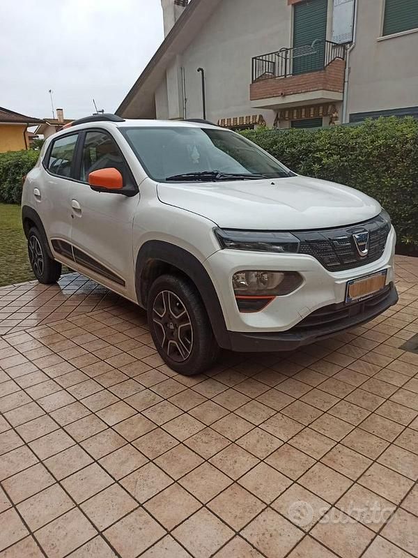 Bianco Usata 2023 Dacia Spring Comfort Plus Due volumi | 11.727 € (Buon prezzo) - Immagine 1/4