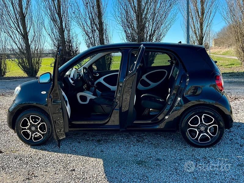 Usata Smart ForFour 70 CV (51 kW) 2015 Nero Utilitaria